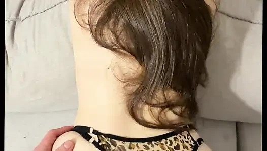 Yarı kız kardeşimin muayeneden sonra rahatlamasına yardım ettim.