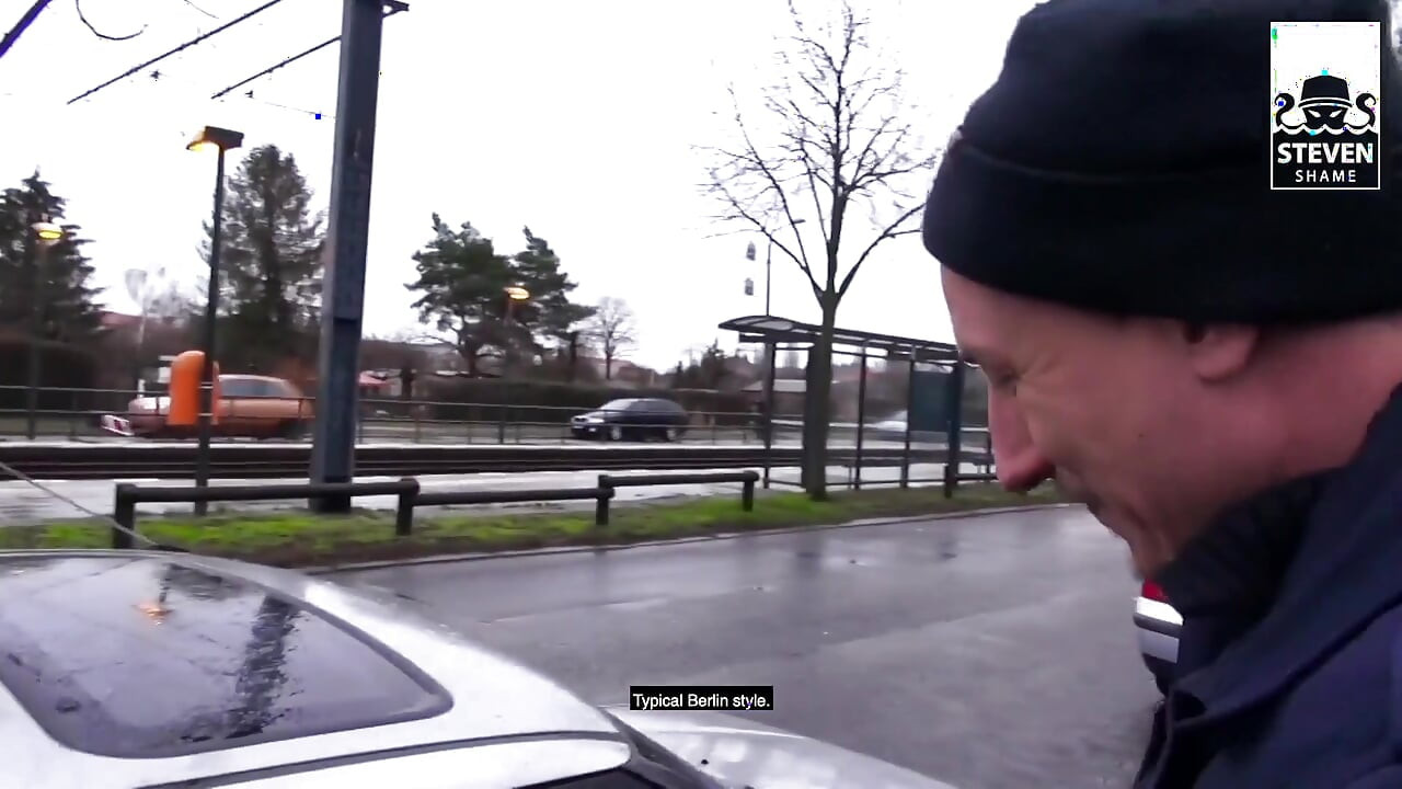 Scretley uderzył w ogrodzie willi: Dwóch skurwieli dzieli młodą blondynkę