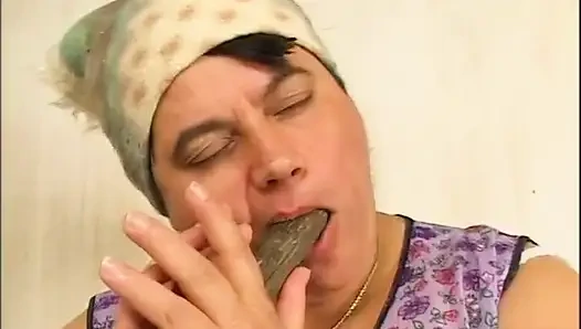 Толстую фермерку отшпилил в сарае возбужденный мужик