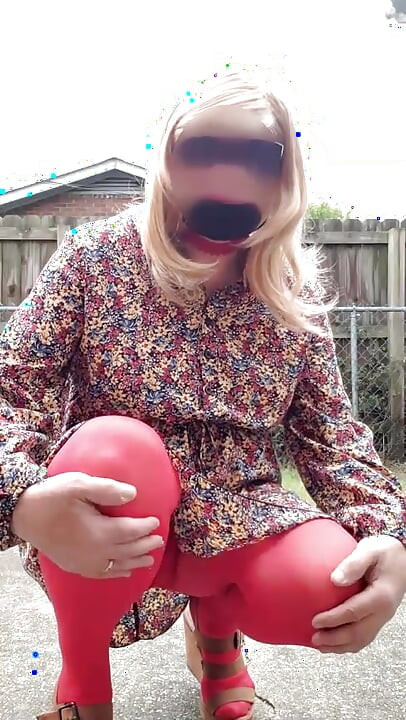 Crossdresser trêu chọc ngoài trời, thủ dâm và bắn tinh trên quần tất nylon của tôi.