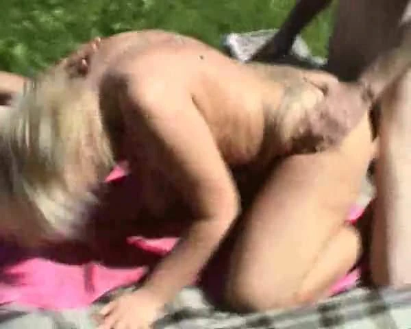 Alte Schleimfotze im Wald von zwei Kerlen bearbeitet!