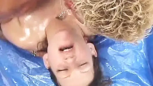 Büyük memeli yağlanmış orta yaşlı seksi kadın havuz başında sikiliyor