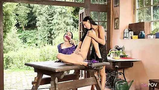 Две любовницы-лесбиянки открывают порталы друг в друга через их длинные шелковые наряды