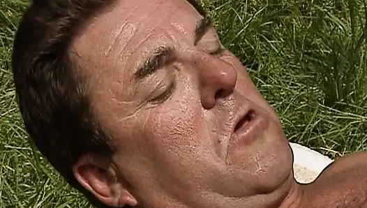 İki ateşli Alman sürtük açık havada anal üçlü seks yapıyor