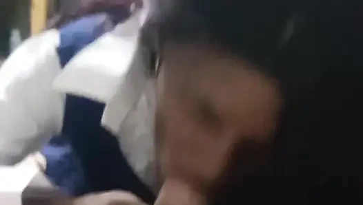 Heiße 18-jährige schule, schwarze schwarze schlampe, stieftochter lutscht papis weißen schwanz