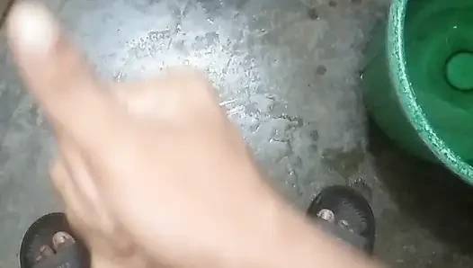 Bu yüzden banyoya gittim, ellerime sabun koydum ve koluna vurdum