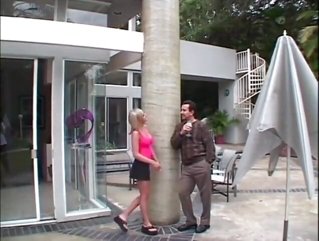 Σέξι ξανθό μουνί γλείφει δαχτυλώνοντας τον κώλο γαμιέται σε στάση σκυλάκι... χύσια στο στόμα