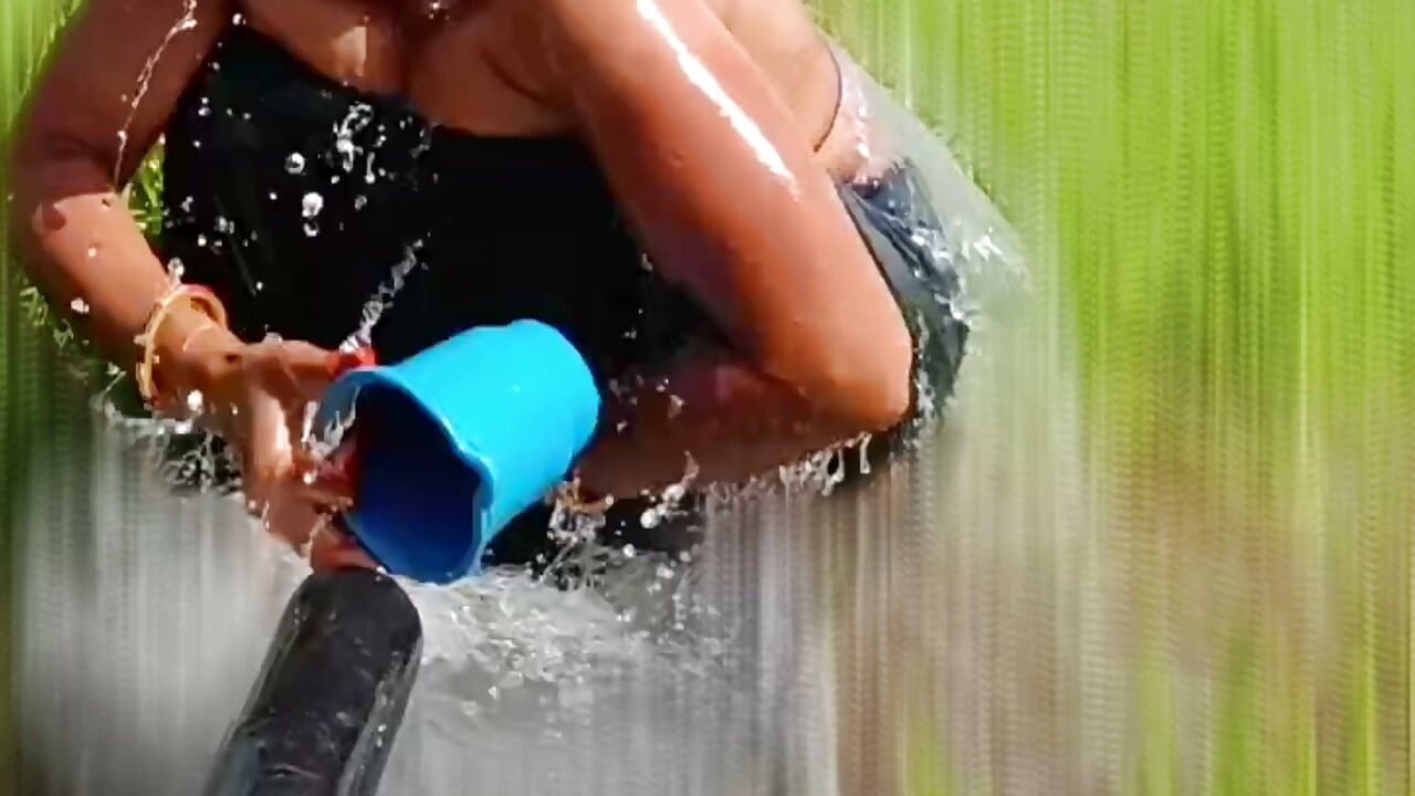 The desi stepsister of the village is bathing openly in the open field, bathing naked in the forest, brother-in-law is secretly watching the beautiful Bhabh.