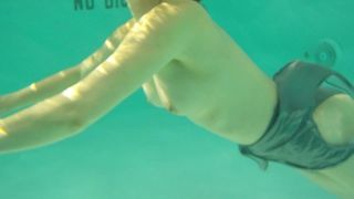 Soție subacvatică cu țâțe la piscina hotelului