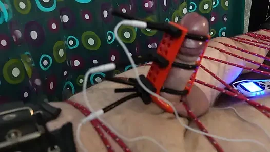 Электро яиц и введение в уретре Люцифера госпожой LDC