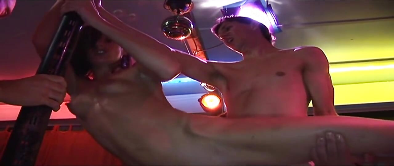 Une brune mature et une blonde s’étirent grand dans un trio anal baveux