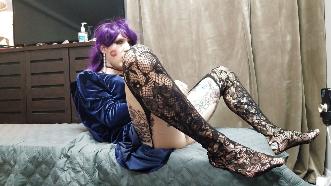 Extremadamente caliente tatuada chica masturbándose