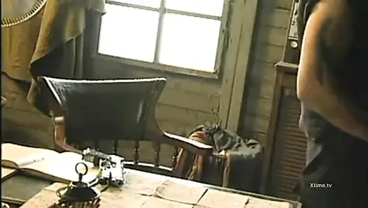 Sert bir komando seksi bir esmerin götünü sikiyor