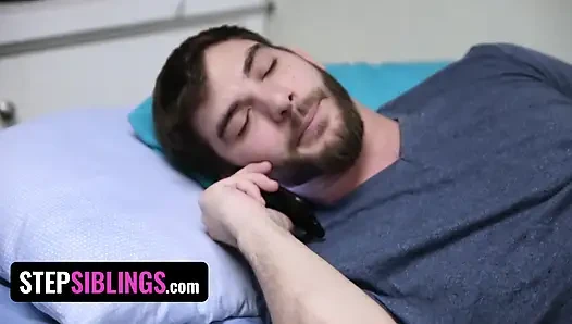 Stepsiblings - büyük götlü üvey kız kardeş Nina Skye üvey erkek kardeşini gırtlağına kadar saksoyla ısıtıyor