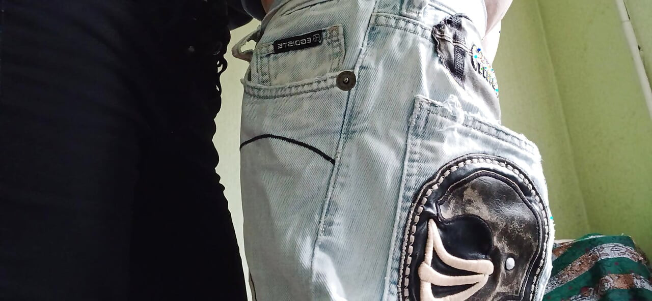 To veninder onanerer og kommer i jeans