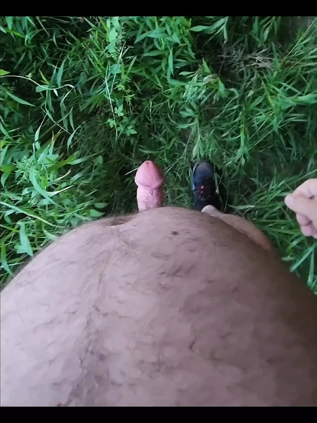 Desnuda afuera bajo un puente.