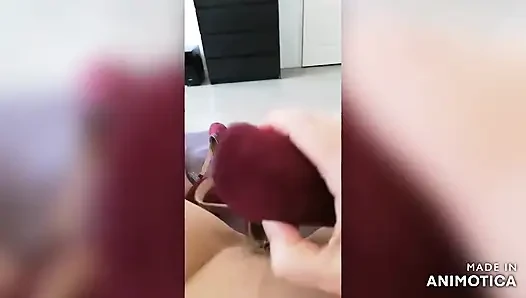 Aku mengelus milikku dan memasukkan sepatuku