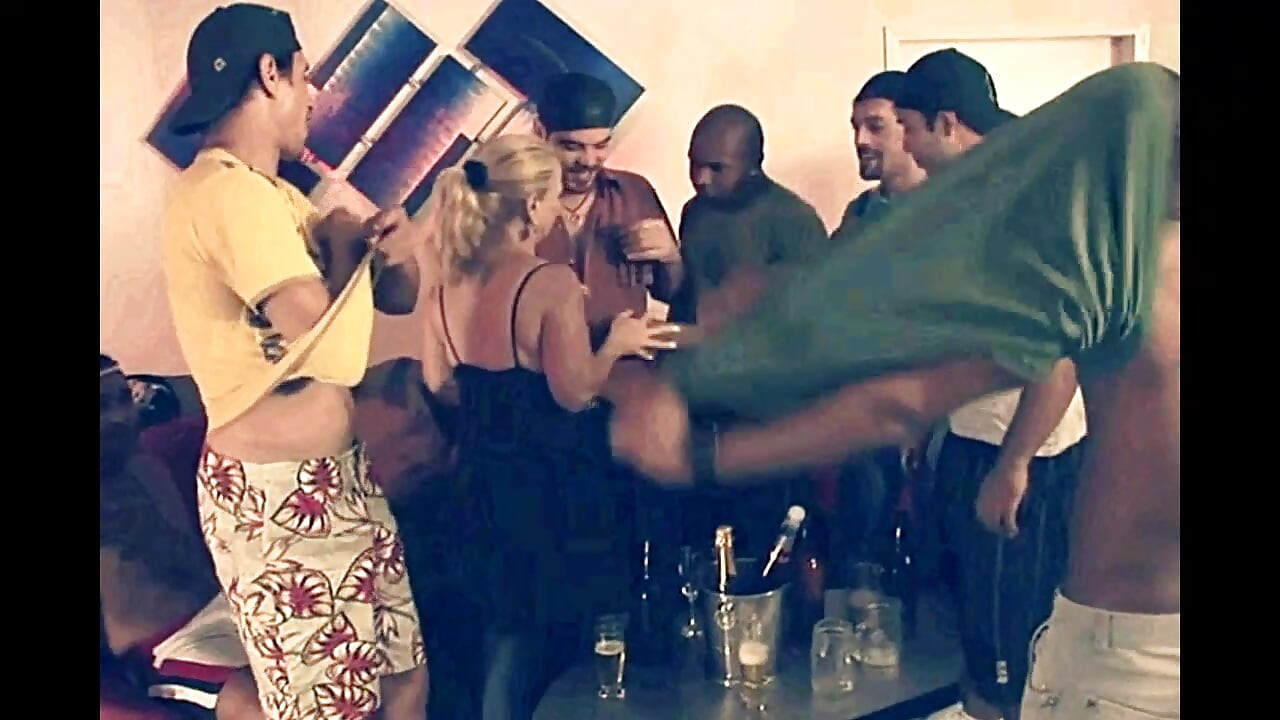 نيك جماعي لعاهرة أكبر سنا تتناك على بزازها من أزبار كبيرة