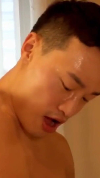 Nezaboravan trenutak iz "Asian Twink Threesome - Raw Hotel Fuck & Cum"