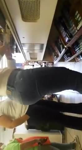 deliciosas nalgas en el oxxo