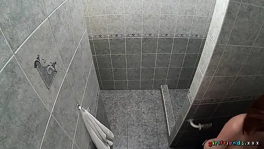 Girlfriends XXX - две горячие девушки пальцами друг друга в душе