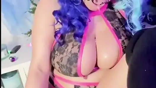 Vollbusiges ebenholz-mädchen wird so versaut und squirtet mit ihrem spielzeug