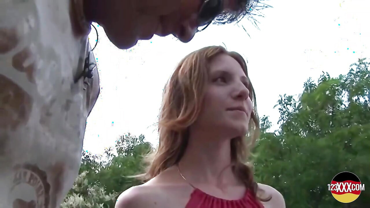 Sevimli genç esmer sert bir yarağın tadını çıkarıyor