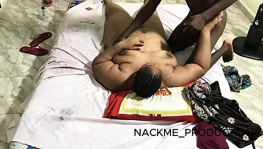 Модели-мужчины просто не могут это поднять в любительском видео