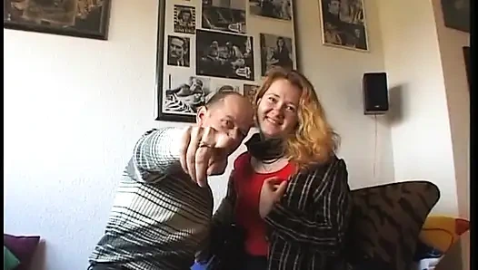 Ginger teen mit dicken möpsen und behaarter muschi zieht sich beim casting aus