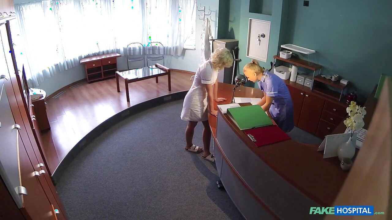 Fake Hospital - sharaarti nars dhamaakedaar aspataal ke kamre men seksi marij ko thik karne ke lie apni jibh ka upyog karti hai