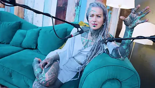 M hakkında konuşuyorum - müzik - asmr podcast sfw konuşuyor gotik sıska kız dreadlocks dövmeli model dövmeli kız