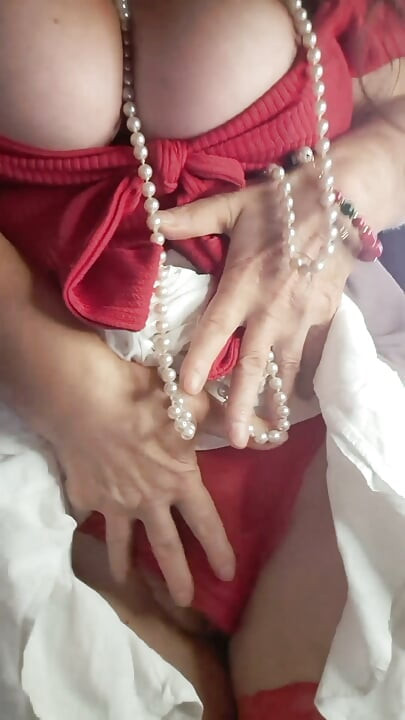 أحب أن ألمس نفسي عندما تنظر إليّ.