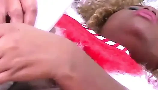 Si pemula nina rivera lagi asik muasin memeknya pakai mainan seks barunya di bawah pohon natal