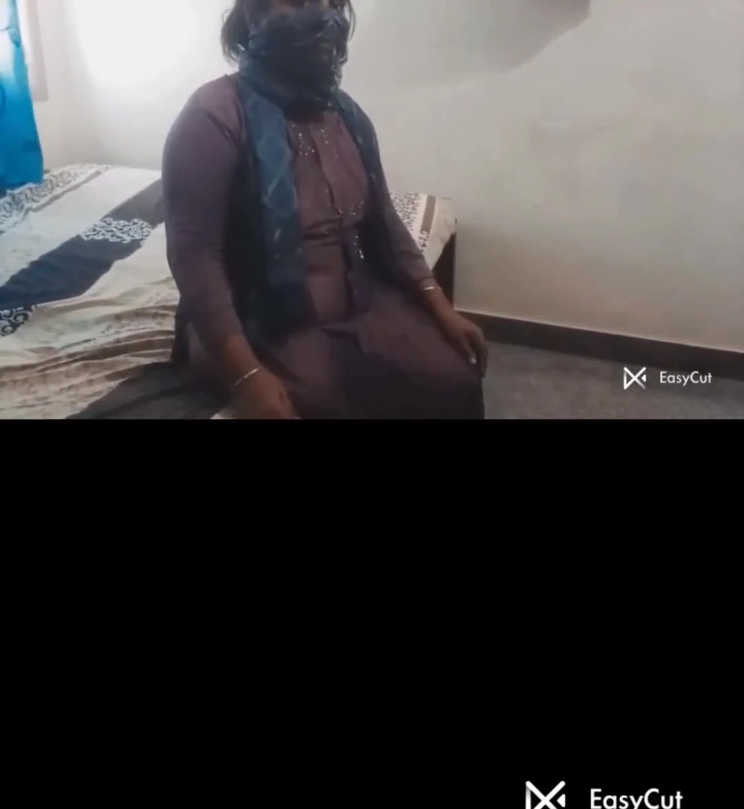 Bir otobüsün gelip gelmeyeceğini sordu... ama sonunda onunla binişmeyi bitirdi