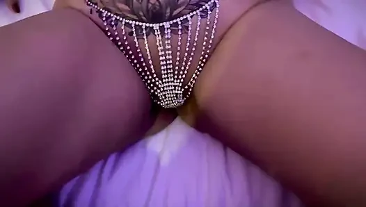 Neyi bekliyorsun? Gel ve deliğimi sik, amatör orta yaşlı seksi kadın videosu