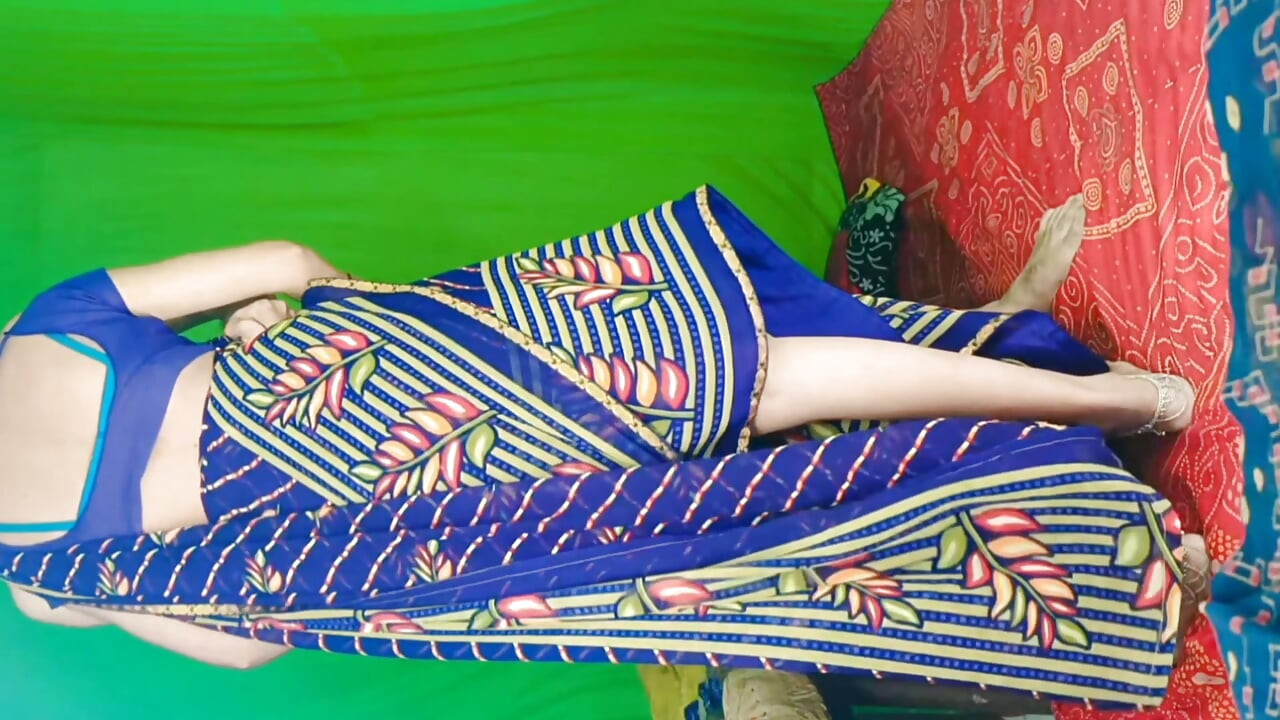 Indiana quer pau duro. Pela primeira vez, ele inseriu seu pau grosso na bunda de Radha pela primeira vez xxx, mms, sexo.