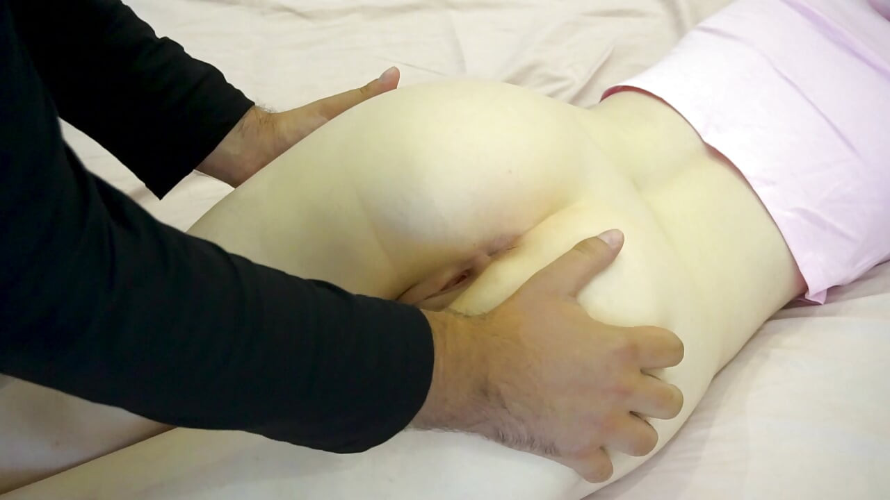 후장 핑거링과 스트레칭을 경험하는 엉덩이 플러그를 가진 첫 번째 타이머 소녀