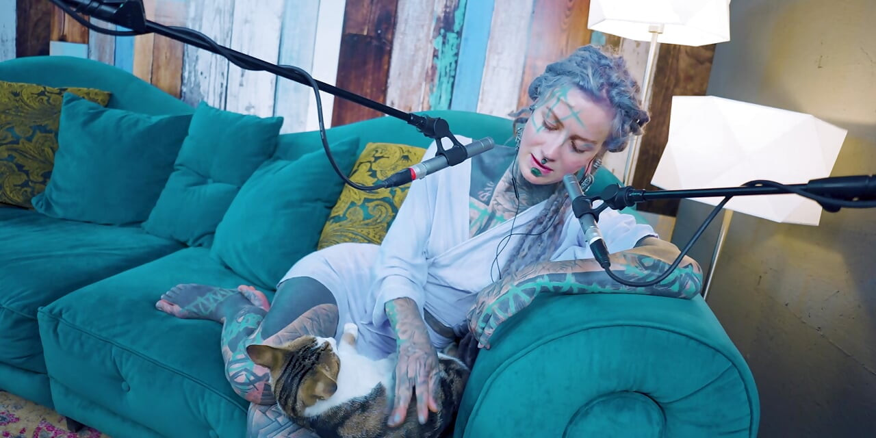 Jeg snakker om E - Empati - ASMR podcast SFW snakker goth tynn jente dreadlocks tatovering modell blekket jente