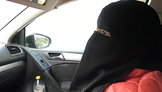 Настоящая девственница из Афганистана впервые трогает хуй