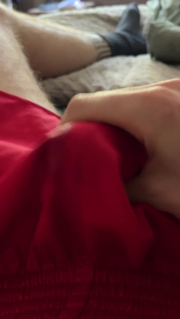 Wanking: Cumshot in Adidas sportshorts.