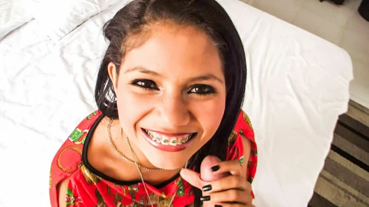 Latina-Hottie will mein Sperma nach dem Halsfick auf ihren Zahnspange