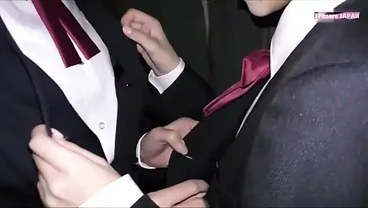 Überfüllter zug-moment, während zwei enge freunde ihre spannungsreiche intime energie in einem eng gepackten pendeln teilen - 1