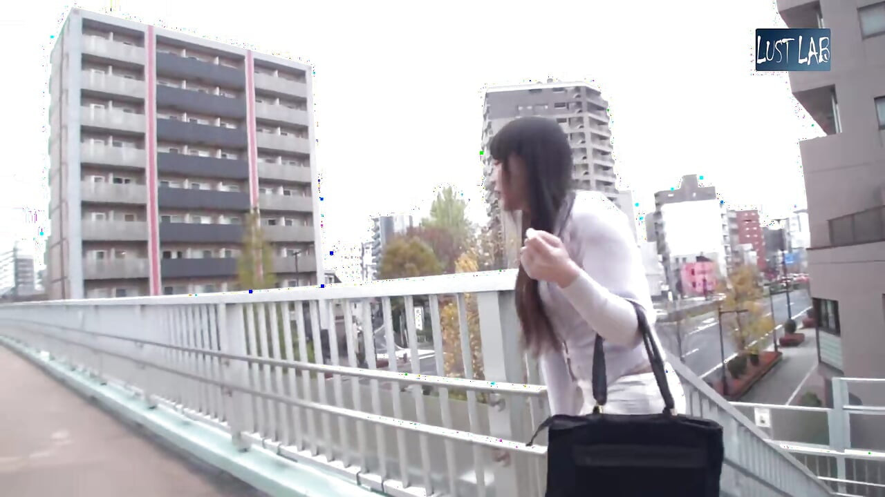 คนพลุกพล่าน Bus Thrill ผัวที่อยู่ใกล้เคียงเมียกระโปรงแน่นรู้สึกกดตัวหนาและแนะนําอย่างเงียบ ๆ ในใกล้ชิดกับความร้อนที่เสี่ยงภัย - ตอนที่ 3