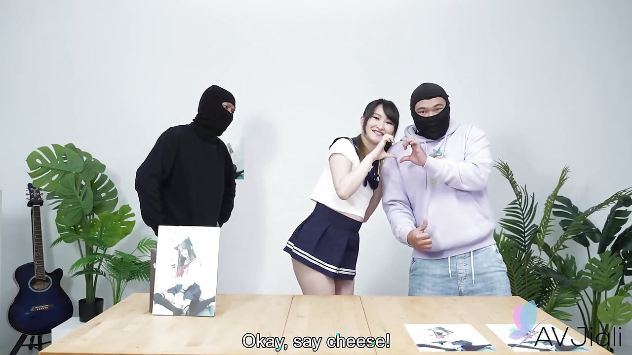 האלילה מיני נדפקת על ידי המנהל שלה