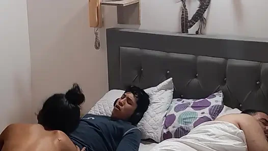 Erkek arkadaşımın arkadaşını sikiyorum ve ondan bana nüfuz etmesini istiyorum