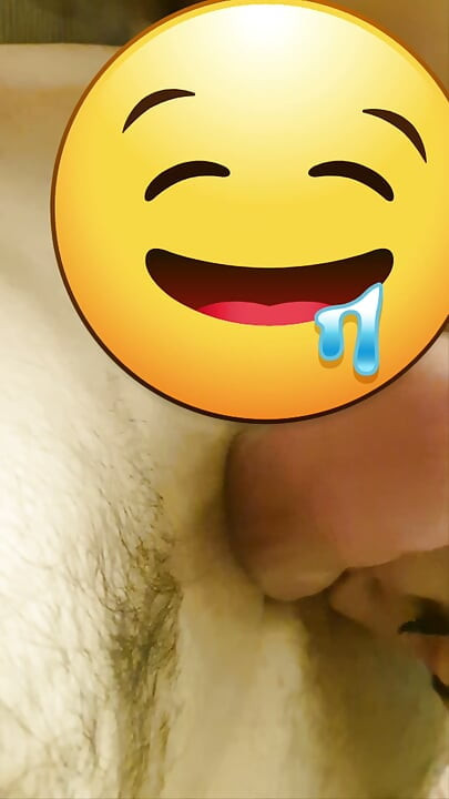 Arap kız sakso çekiyor ve ağzına boşalıyor