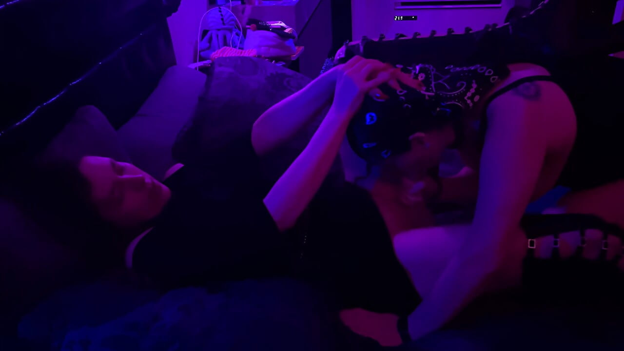 We komen vast te zitten in de lift voordat we naar een knikfeestje gaan - VLOG