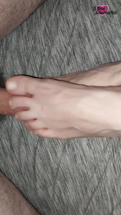 Fängslande ögonblick från "Footjob med alla naturliga tår plus slomo (.25X hastighet)"