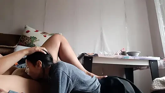 Kız arkadaşım amımı emerken, öperken ve yalarken kafa masajı yapıyorum