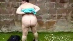 Tlustá babička ukazuje své nahé tělo